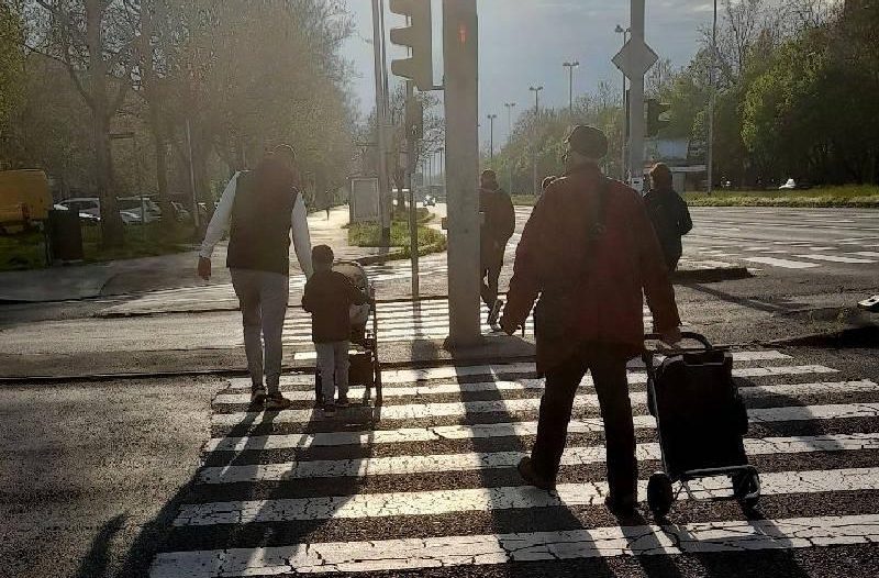 Zagreb - mojzagreb.info - Pješaci su najugroženija skupina sudionika u prometu. Kako se ponašati na cesti?