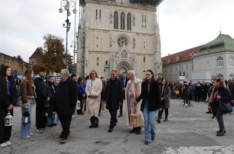 Zagreb - mojzagreb.info, Obavijesti - U Zagrebu Betlehemsko svjetlo uneseno u Bogoslužni prostor bl. Alojzija Stepinca