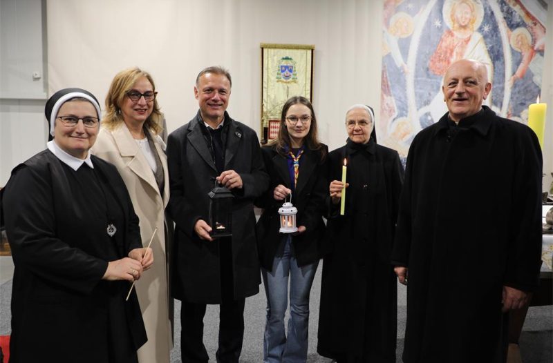 Zagreb - mojzagreb.info, Obavijesti - U Zagrebu Betlehemsko svjetlo uneseno u Bogoslužni prostor bl. Alojzija Stepinca