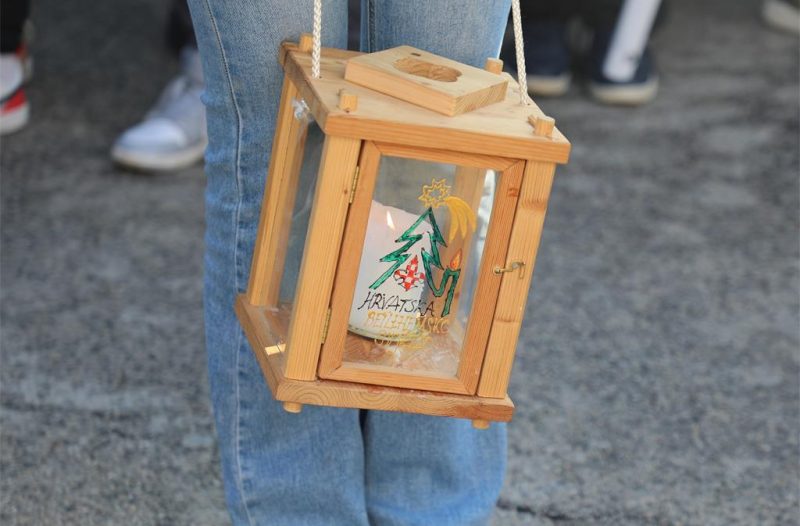 Zagreb - mojzagreb.info, Obavijesti - U Zagrebu Betlehemsko svjetlo uneseno u Bogoslužni prostor bl. Alojzija Stepinca