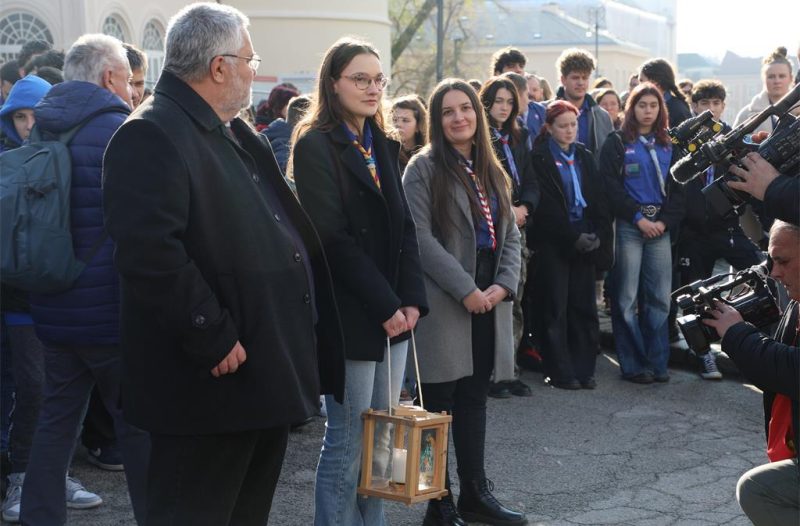 Zagreb - mojzagreb.info, Obavijesti - U Zagrebu Betlehemsko svjetlo uneseno u Bogoslužni prostor bl. Alojzija Stepinca