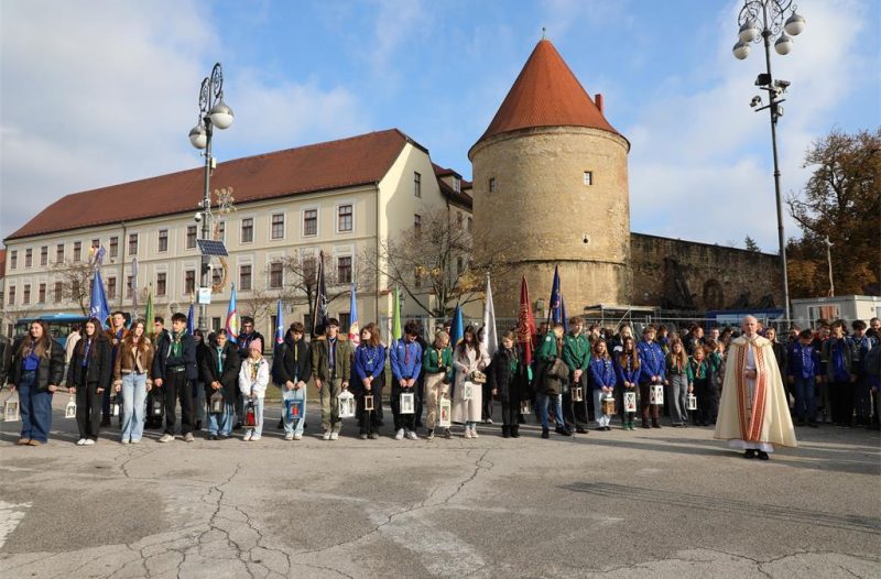 Zagreb - mojzagreb.info, Obavijesti - U Zagrebu Betlehemsko svjetlo uneseno u Bogoslužni prostor bl. Alojzija Stepinca