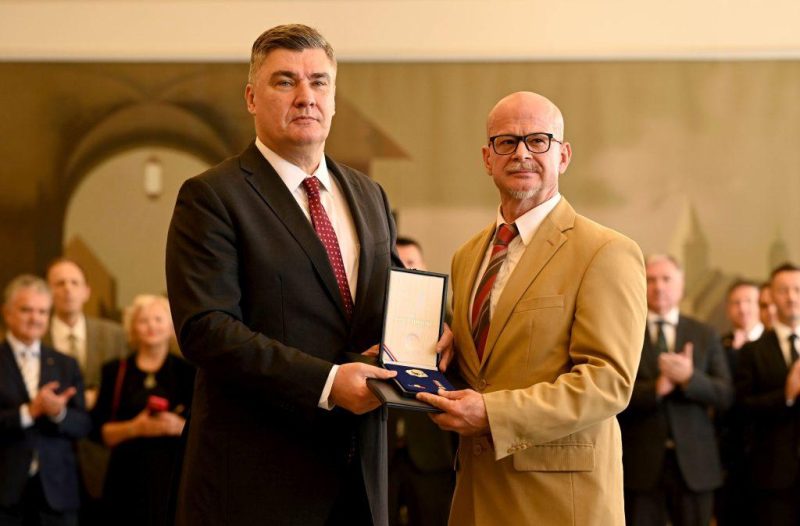 Zagreb - mojzagreb.info - Alfredu Freddyu Krupi hrvatskom slikaru uručeno državno odlikovanje predsjednika Republike Hrvatske Zorana Milanović