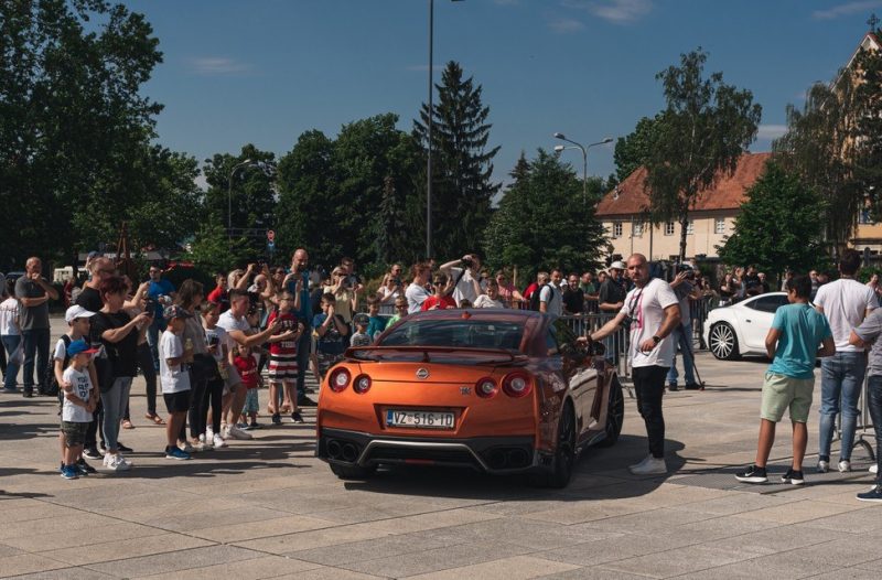 Zagreb - mojzagreb.info, Sport - NEVERA JE NEPOBJEDIVA Rimac Nevera brža čak i od aviona!