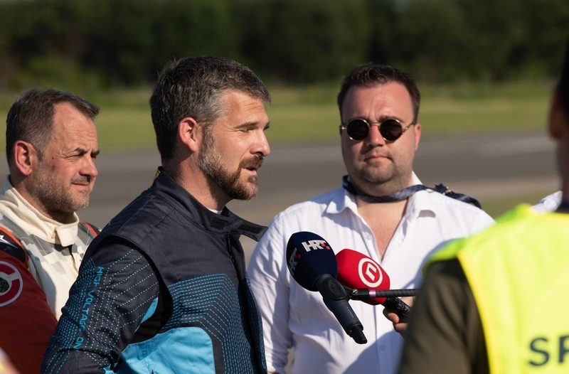 Zagreb - mojzagreb.info, Sport - NEVERA JE NEPOBJEDIVA Rimac Nevera brža čak i od aviona!