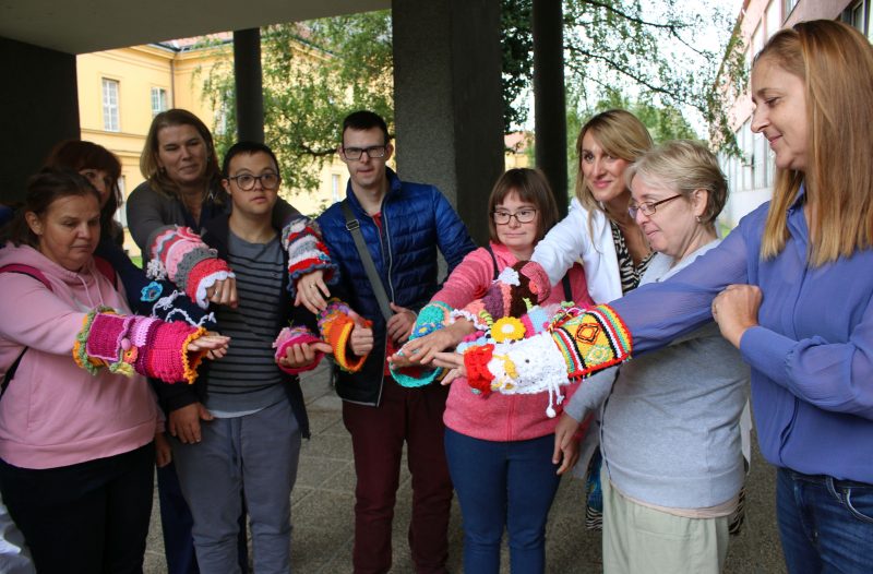 Zagreb - mojzagreb.info - Svjetski dan Alzheimerove bolesti 2021. obilježen pletenim grafitima