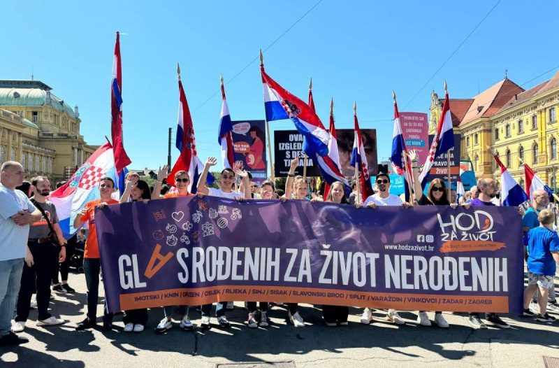 Zagreb - mojzagreb.info - U Zagrebu je održan Hod za život, obitelj i Hrvatsku - fotoreportaža