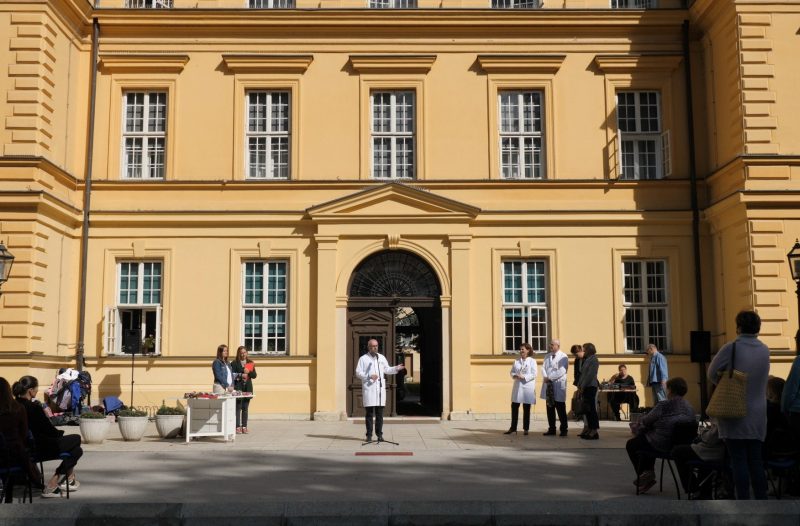 Zagreb - mojzagreb.info - Udruga OZANA obilježila Svjetski dana Alzheimerove bolesti modnom revija rukavića by OZANA