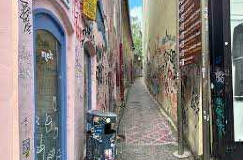 Zagreb - mojzagreb.info - AAASFALT-AAART - piše Zrinka Paladino