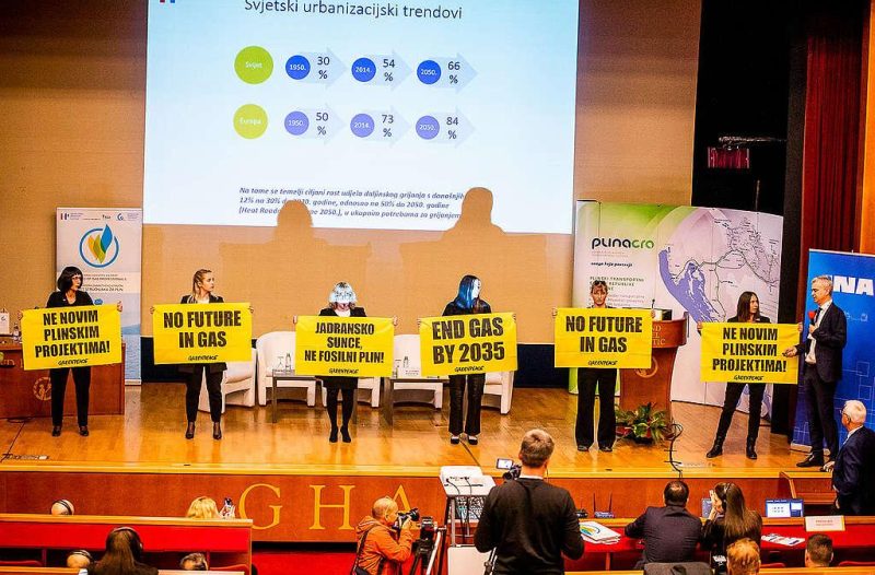 Zagreb - mojzagreb.info - Skup stručnjaka za plin počeo prosvjedom Greenpeacea