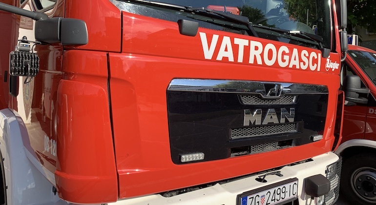 Zagreb - mojzagreb.info, Crna kronika - Požar kuće u Dugom Selu